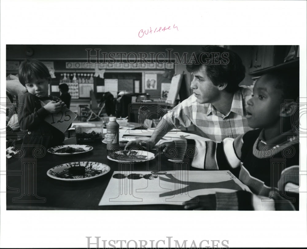 1992 Press Photo Anton Grdina volunteer Greg Sedmak works with students- Historic Images