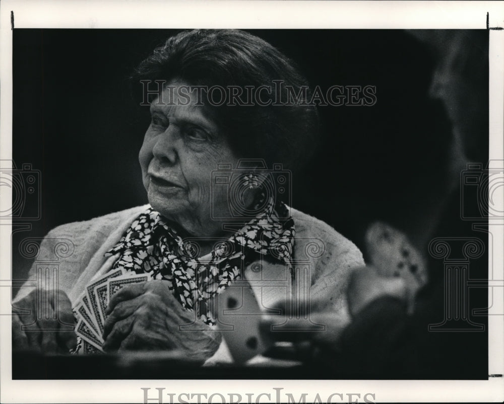 1991 Press Photo Gertrude Shattuck of Mentor chats with her friends during game- Historic Images