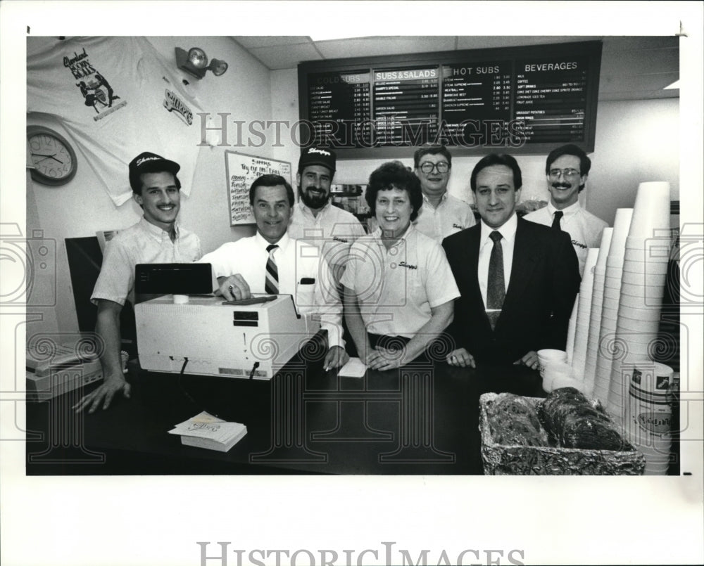 1991 Press Photo Richard Sharpe and others at the Sharpe&#39;s- Historic Images