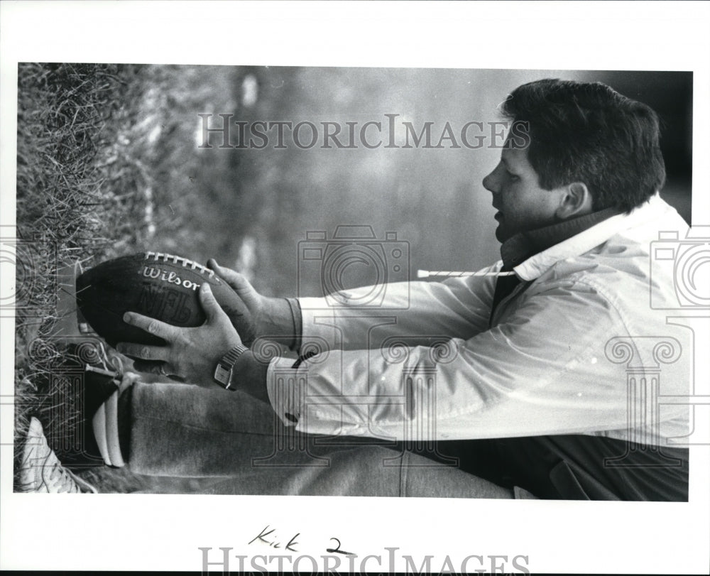 1991 Press Photo Bill Sillasen Practices For Brown&#39;s Game- Historic Images