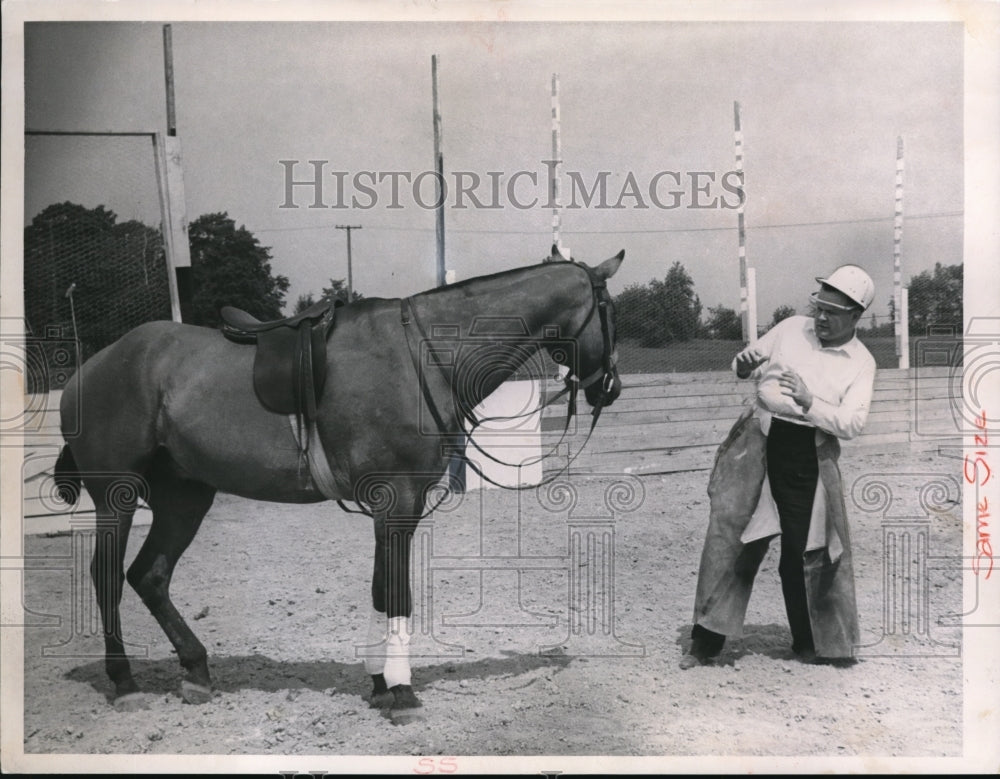 1963 Press Photo PD reporter Don Robertson w/ polo pony Charlie- Historic Images