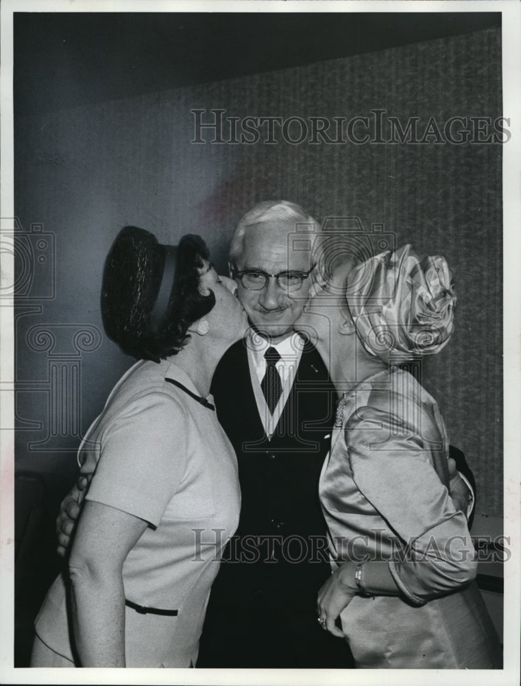 1966 Press Photo Dr Albert B Sabin w/ Mrs Mace L Deitz &amp; Mrs Michael Blumberg- Historic Images