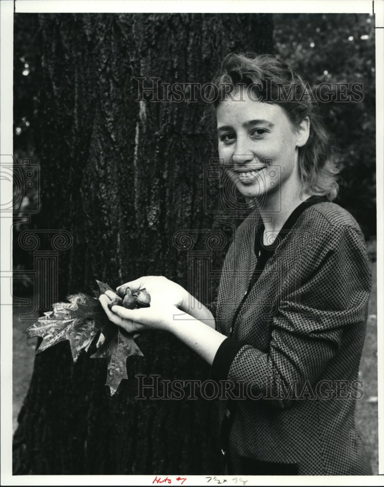 1991 Press Photo Horticulturist Robin Siktberg with Acorns - Historic Images