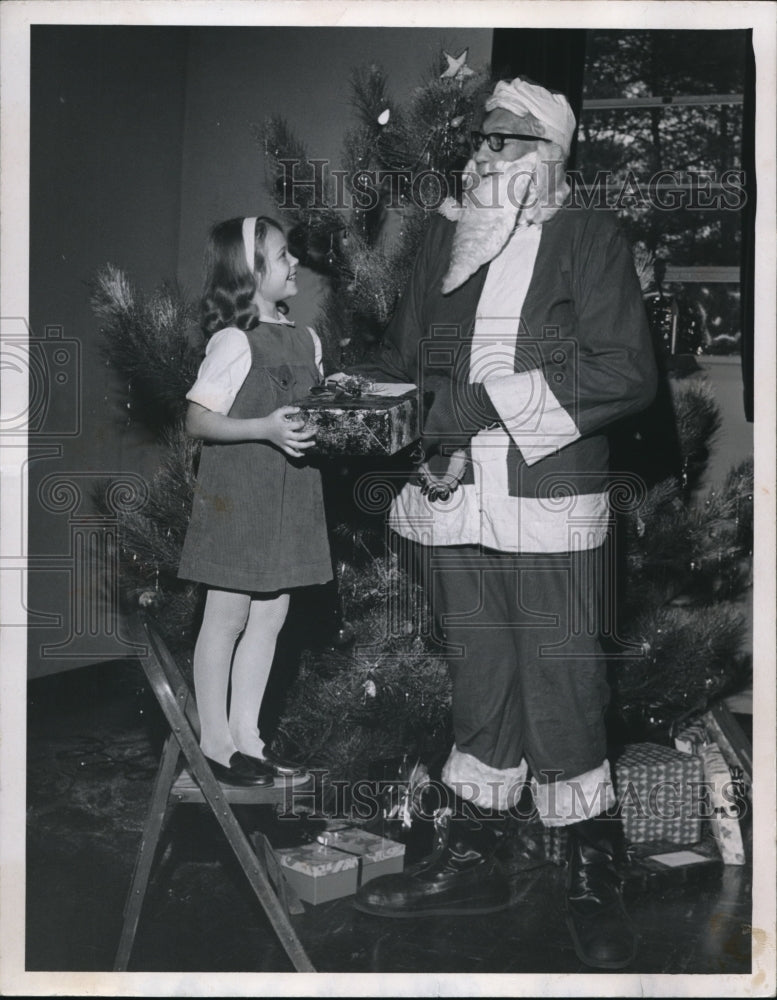 1967 Press Photo Donald Piskach 7&#39;2 foot,2 inch as Santa Claus.- Historic Images