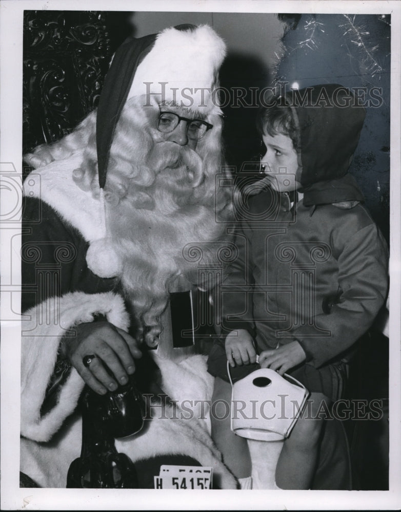 1958 Press Photo The little kid staring at Santa Claus- Historic Images