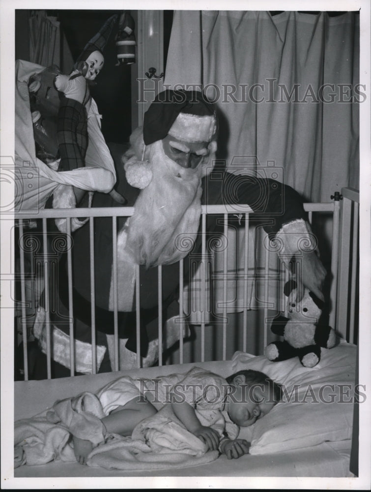 1961 Press Photo Santa Claus, Sterling Ullrich visits the sleeping baby- Historic Images