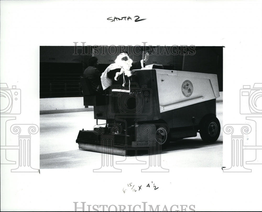 1991 Press Photo Santa Claus Herb Erksine rides ice cleaning machine- Historic Images