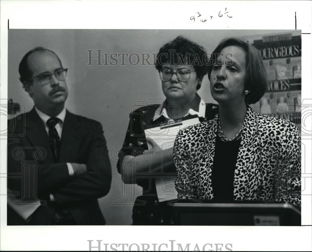 1991 Press Photo Jan Roller Pres.of Cuyahoga County Women Club address to media- Historic Images