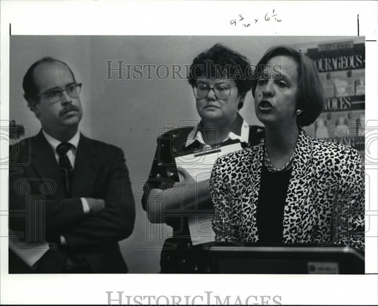 1991 Press Photo Jan Roller Pres.of Cuyahoga County Women Club address to media- Historic Images