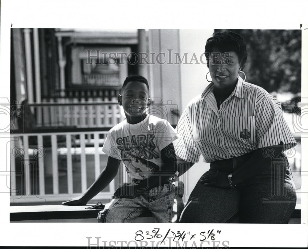 1990 Press Photo Seven year old Gerald Vason with his mother Jannetta Rolland- Historic Images