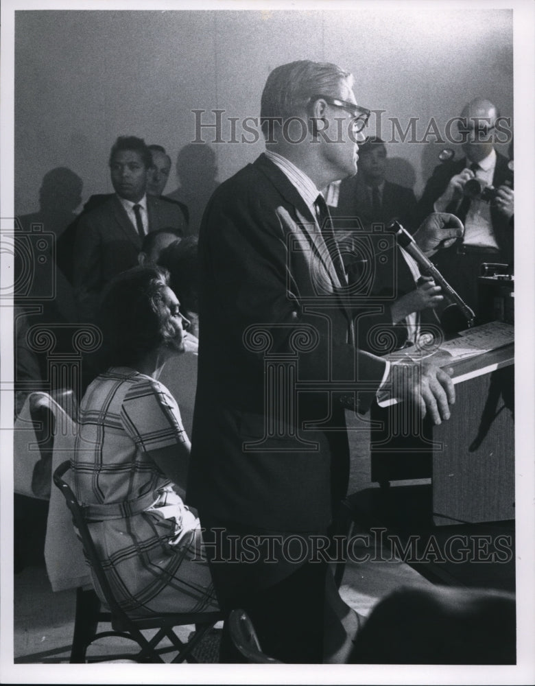Load image into Gallery viewer, 1968 Press Photo Gov. &amp; Mrs. Nelson Rockefeller during Cleveland campaign visit
