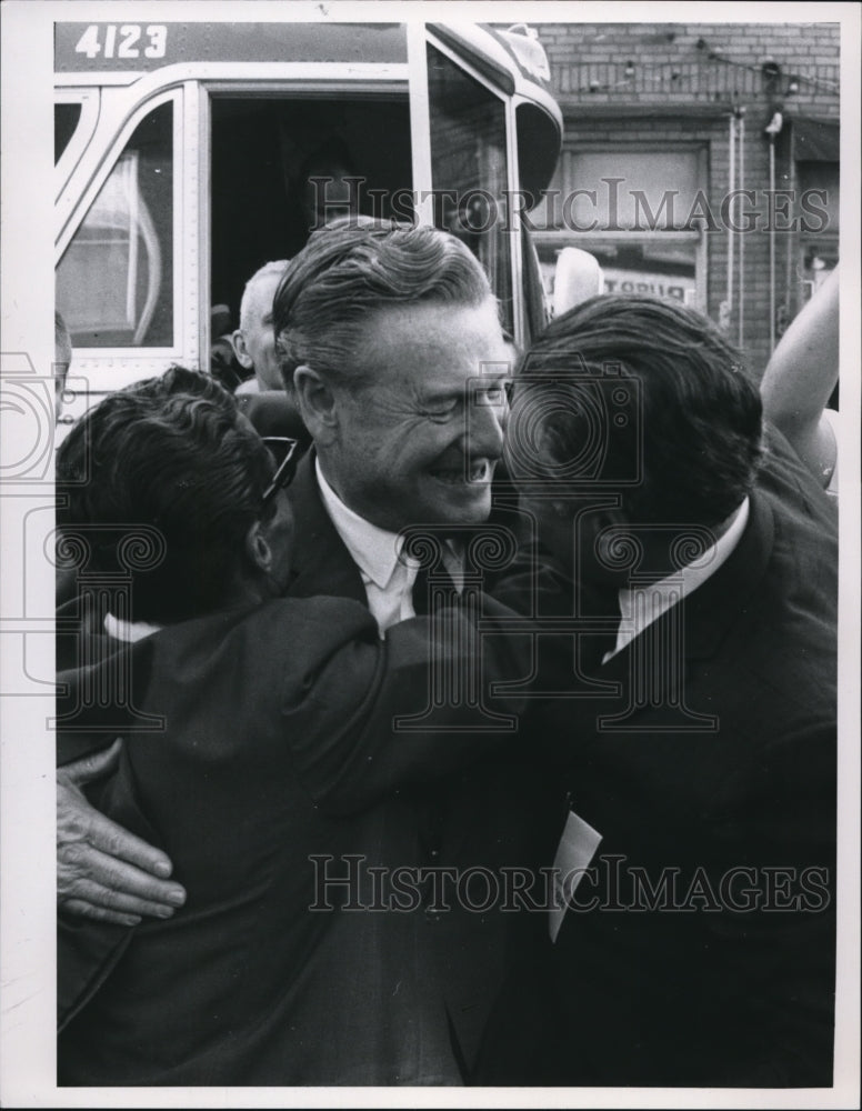 1968 Press Photo Gov Nelson Rockefeller, Campaigning for president in Cleveland- Historic Images