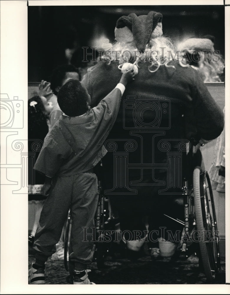 1990 Press Photo Santa Claus, Frank Anderson, a paralyzed veteran- Historic Images