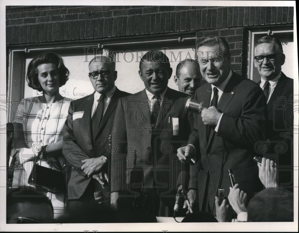 1968 Press Photo Gov.Nelson Rockefeller Presidential campaign visit in Cleveland- Historic Images