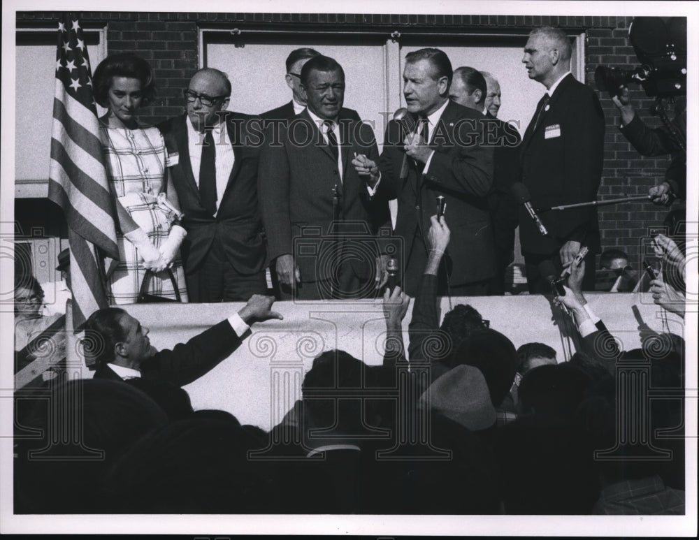 1968 Press Photo Gov.Nelson Rockefeller Presidential campaign visit in Cleveland- Historic Images