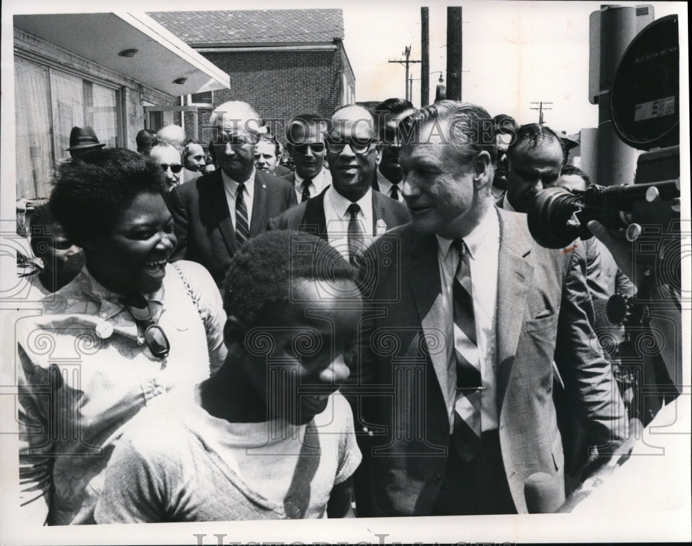 1968 Press Photo Gov.Nelson Rockefeller with group at Lancer&#39;s Restaurant- Historic Images