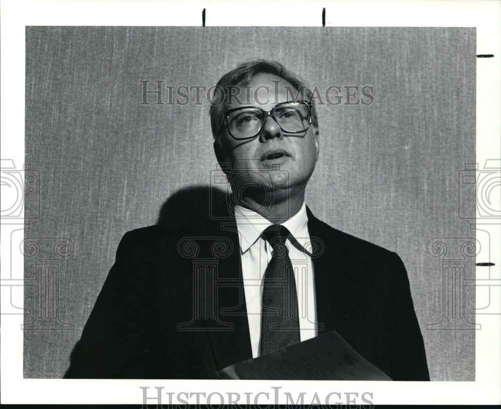 1990 Press Photo Tom Smith, from Laidlaw at the Press Conference- Historic Images