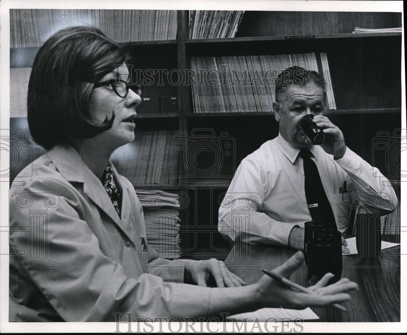 Load image into Gallery viewer, 1970 Press Photo Anne Kilbane and George P. Skocic, Carling Brewing Co.
