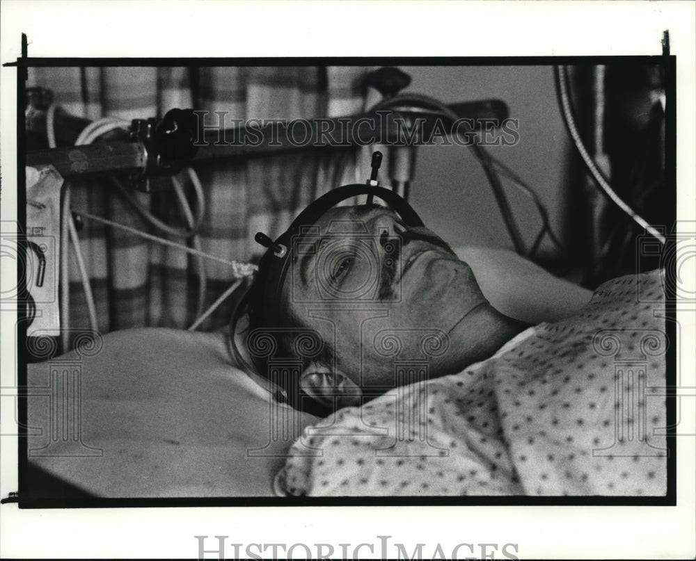 1990 Press Photo Carl D. Smith, paralyzed from diving accident at Metro Health - Historic Images