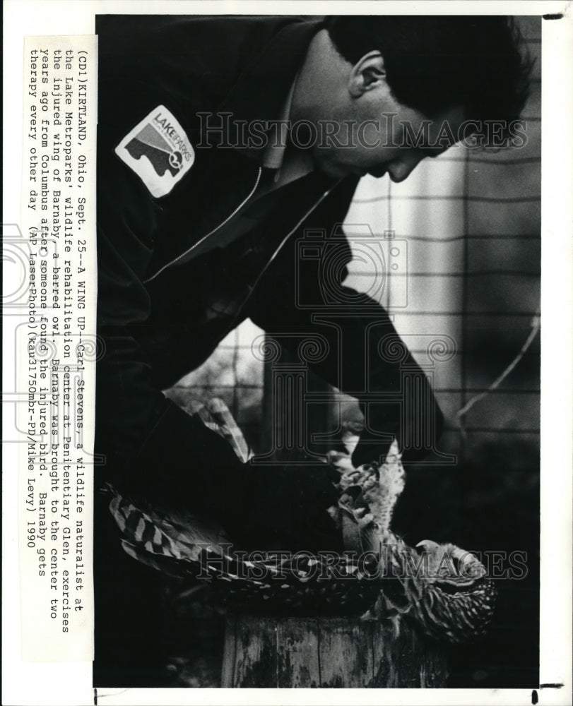 1990 Press Photo Carl Stevens, wildlife naturalist at wildlife rehabilitation- Historic Images