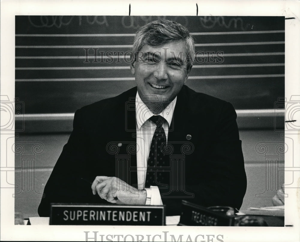 1990 Press Photo Robert Stabile, Superintendent Mayfield Schools - Historic Images