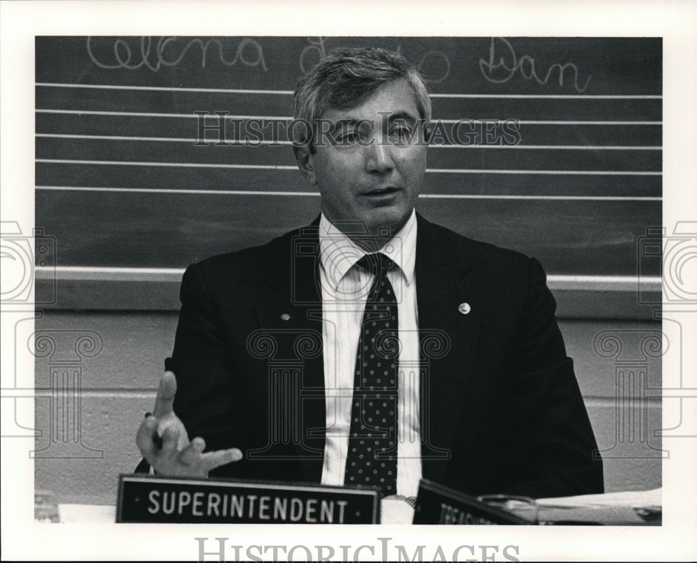 1990 Press Photo Robert Stabile, Superintendent Mayfield Schools - Historic Images