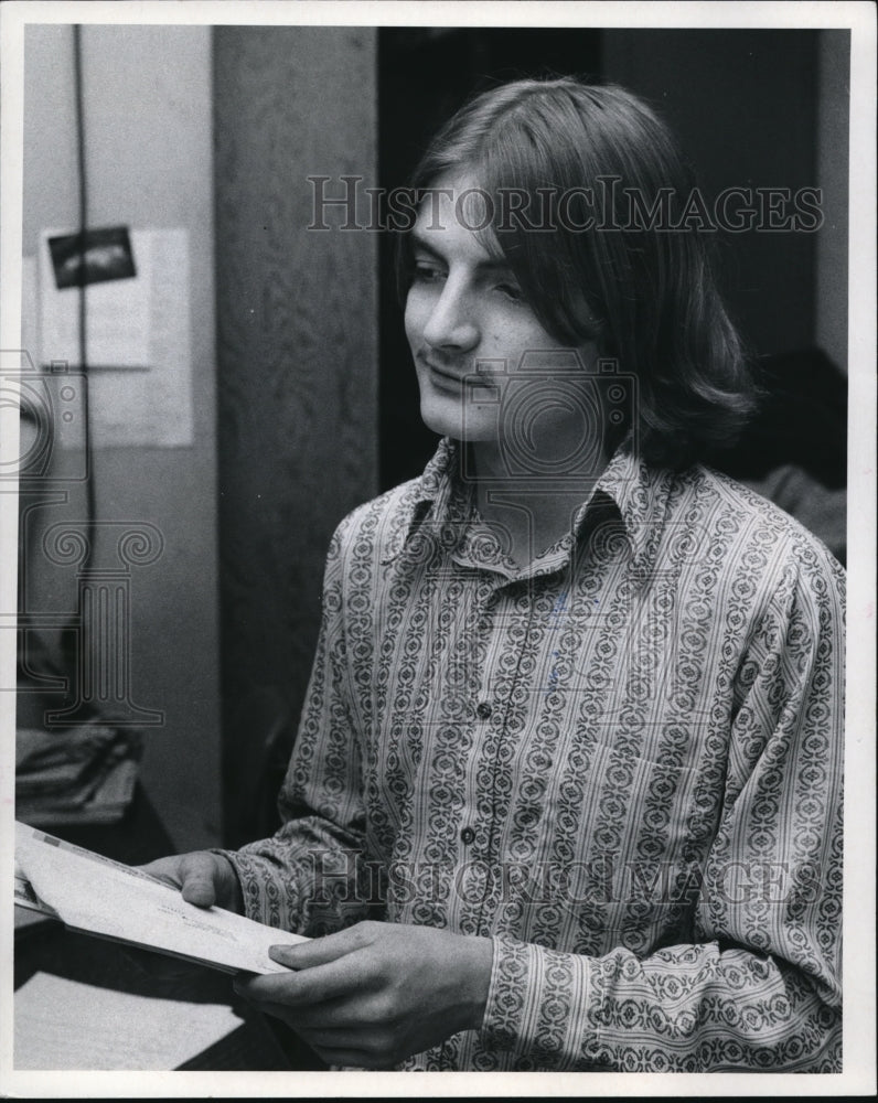 1971 Press Photo Dave Snodgrass Works at Lake County Courthouse with Long Hair- Historic Images