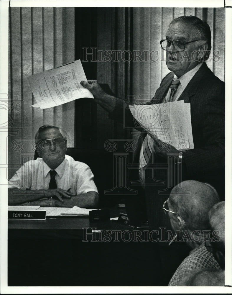 1991 Press Photo Lee Rogers holds documents against Director S. Kilpatrick- Historic Images