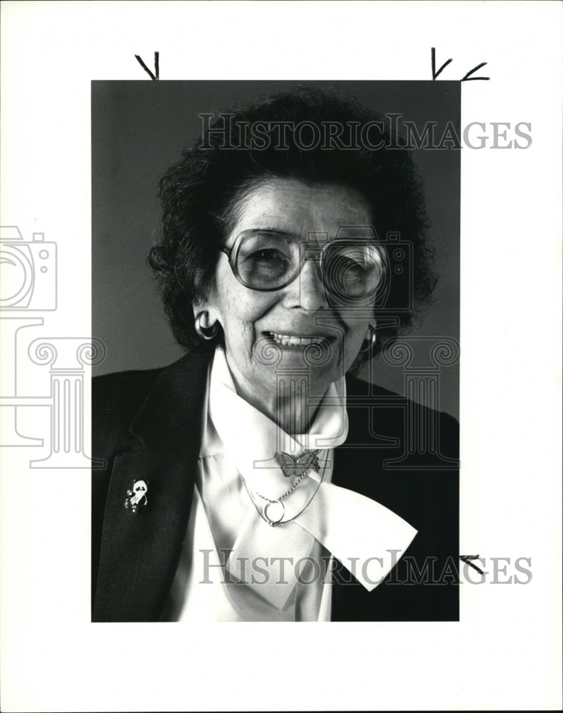 1990 Press Photo Esther Selznick, nurse - Historic Images