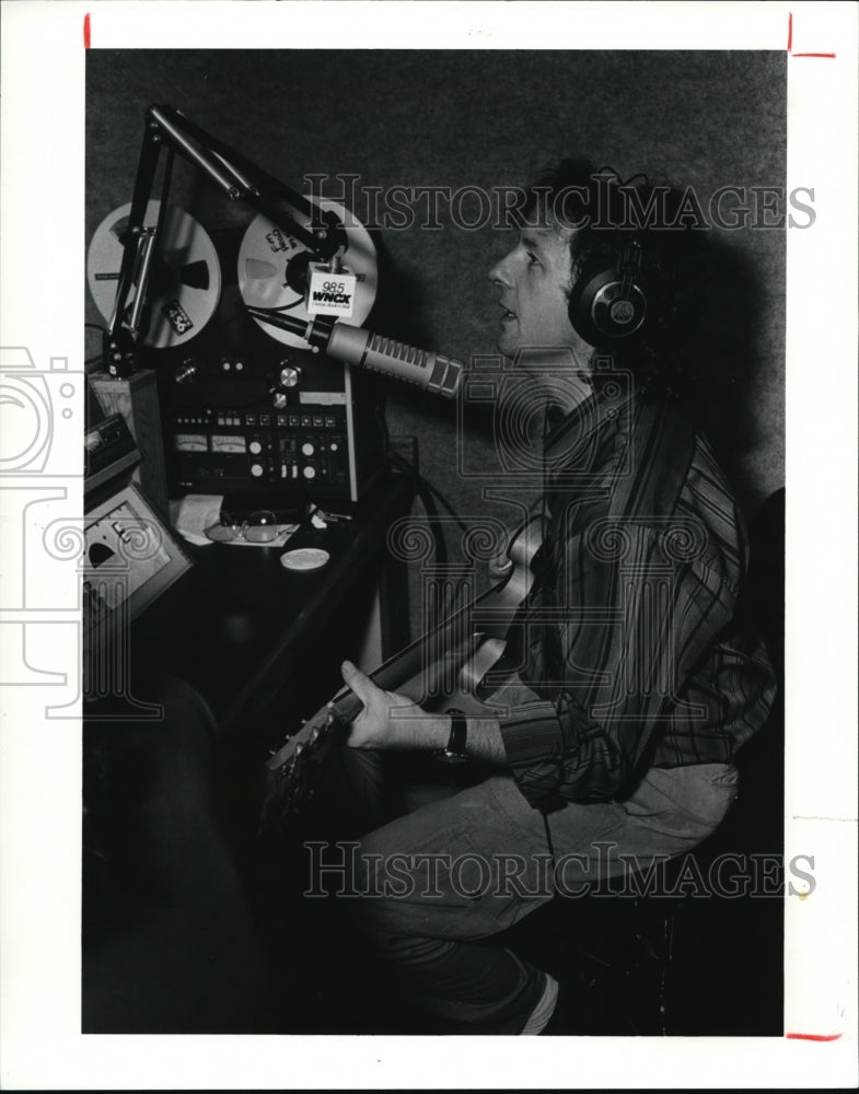 1990 Press Photo WNCX-FM disc jockey Jerry Shirley plays guitar in the studio- Historic Images