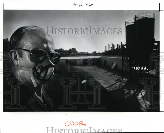 1991 Press Photo Sam Sweet with the painter's mask - Historic Images