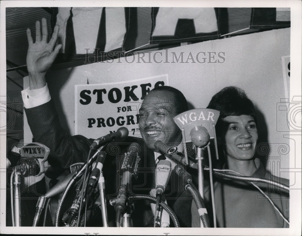 1967 Press Photo Carl Stokes &amp; wife at victory - cva43407- Historic Images