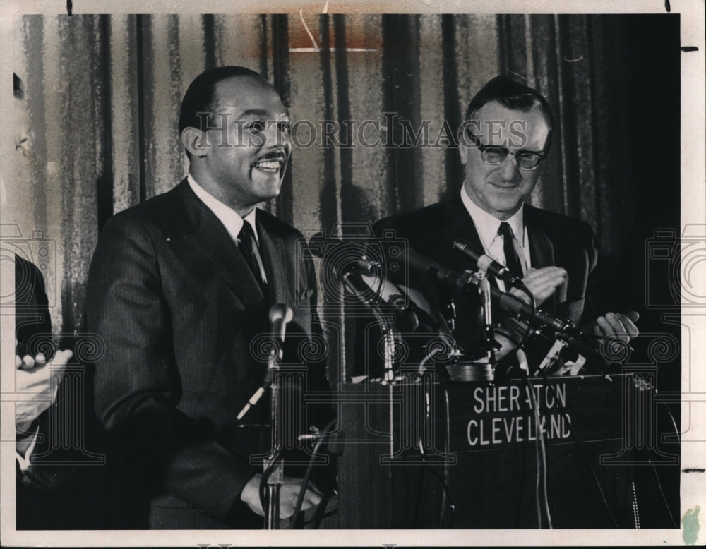 1967 Press Photo Mayor Carl Stokes and Ralph S Locker at Sheraton Cleveland- Historic Images