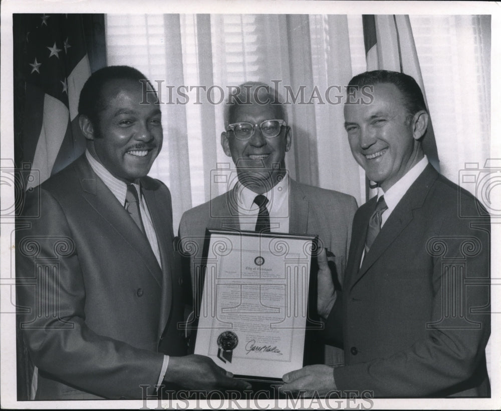 1970 Press Photo Mayor Carl B Stokes with Warren D Solt &amp; William C Conn- Historic Images