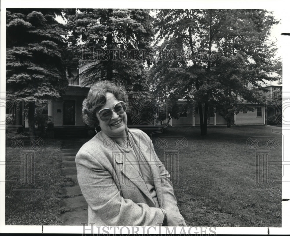 1990 Press Photo Helene Stone w/ Jeanne Beattie Butts House in background- Historic Images