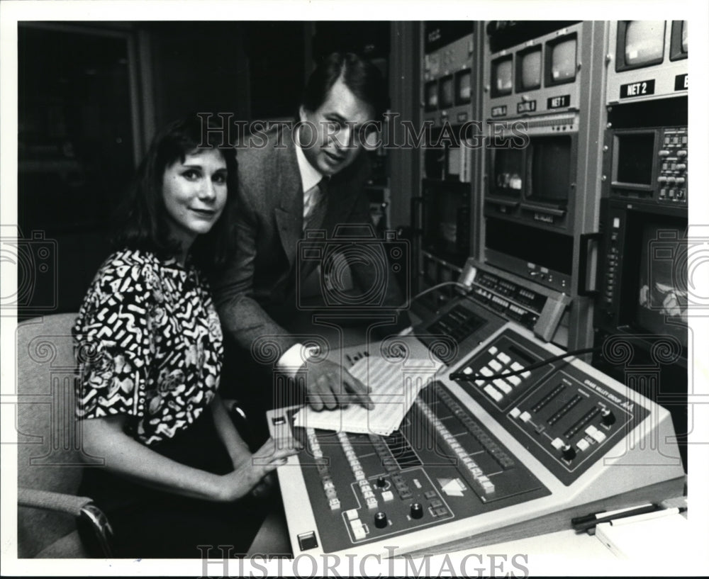 1990 Press Photo WUAB GM Brooke Spectorsky &amp; Master Control Eng. Barb Koscick - Historic Images