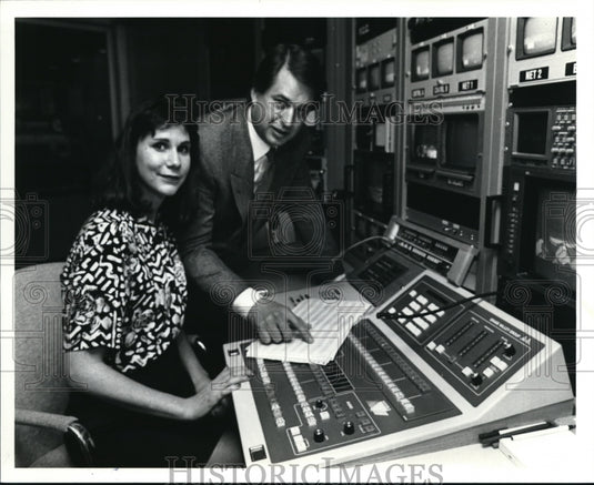 1990 Press Photo WUAB GM Brooke Spectorsky & Master Control Eng. Barb Koscick - Historic Images