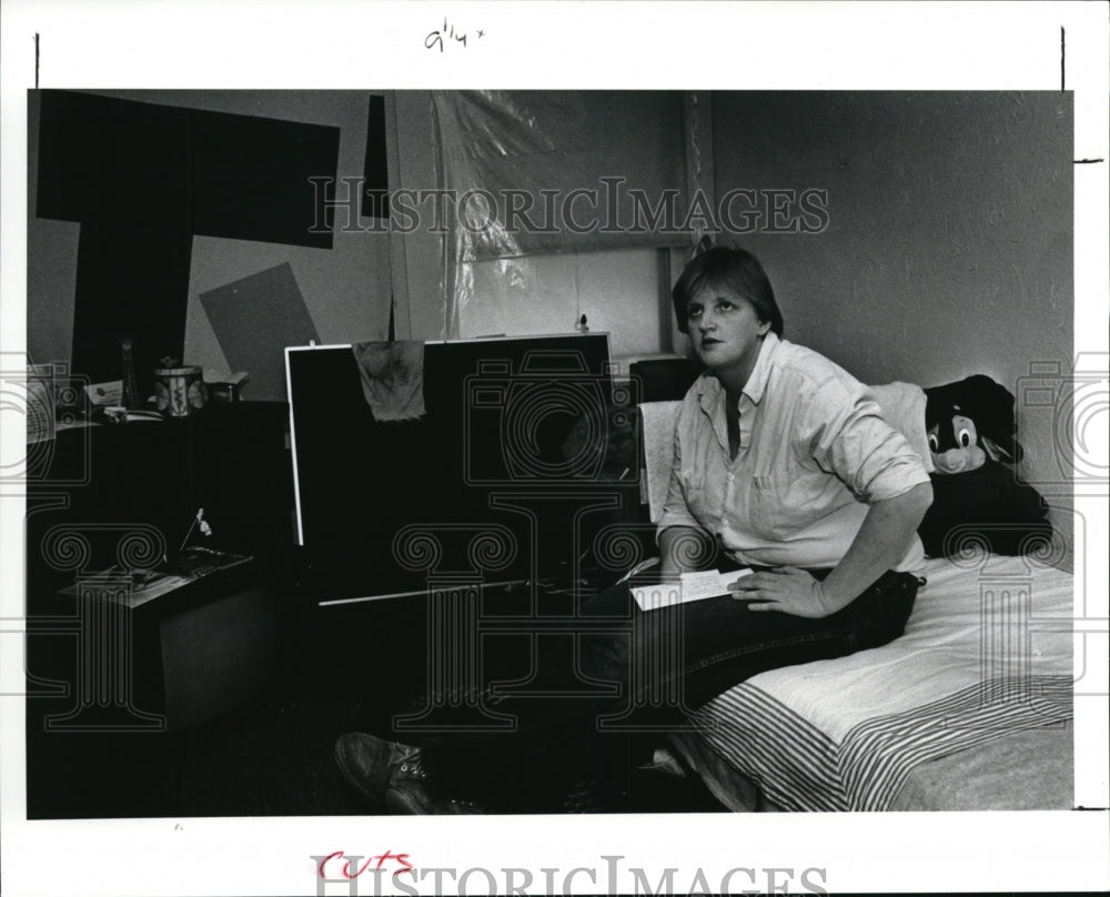 1991 Press Photo Lawana smith Talks Assistance Cuts at Women&#39;s Shelter- Historic Images