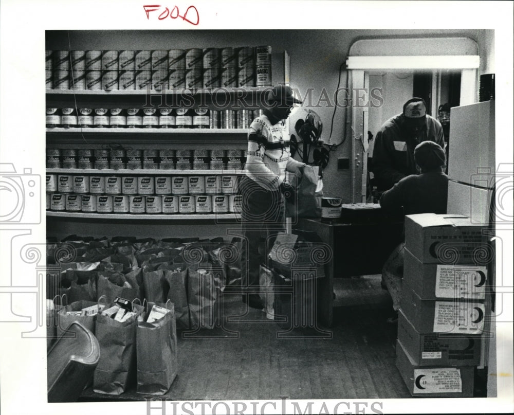 1992 Press Photo Workers at the Cory Hunger Center at the Cory Methodist Church- Historic Images