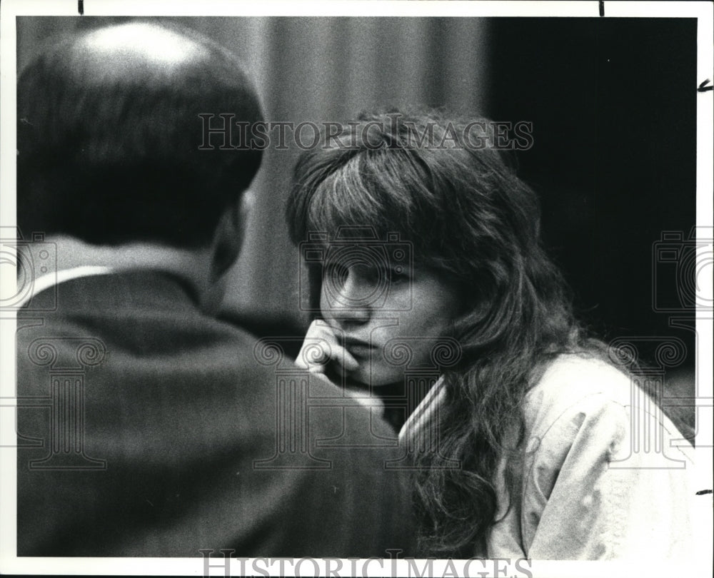 1991 Press Photo Robbie Taylor, confers with her attorney Paul St Marie - Historic Images