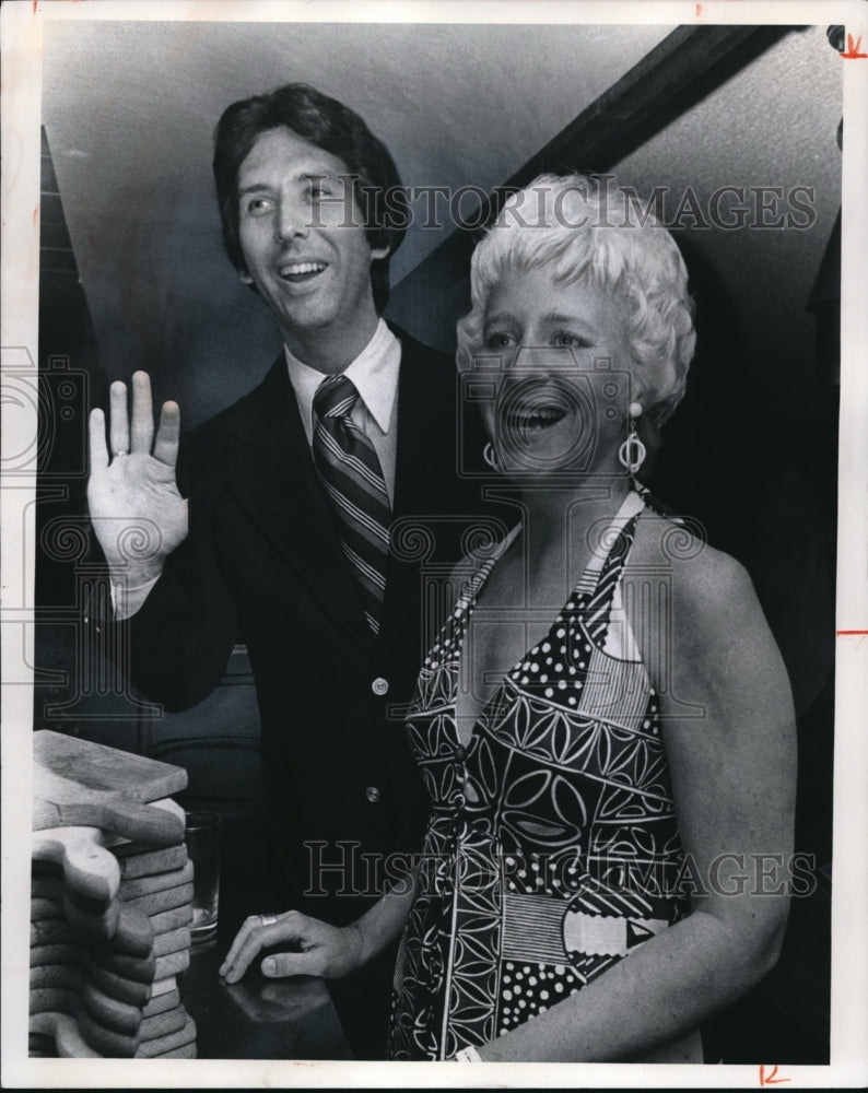 Load image into Gallery viewer, 1974 Press Photo Mr &amp; Mrs William Spang III, benefit dinner for Rainbow Babies
