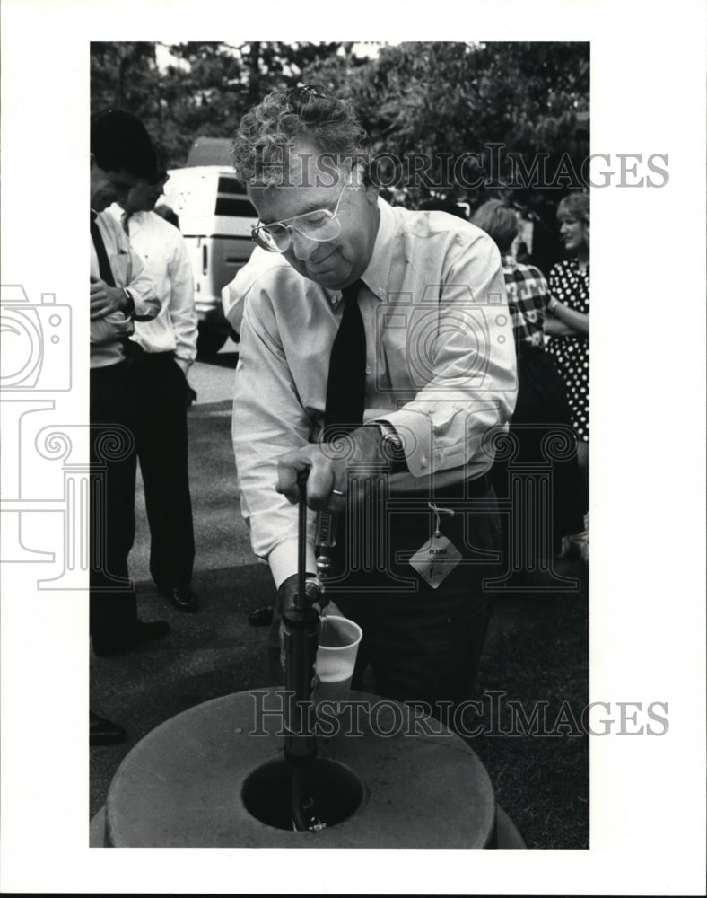 1991 Press Photo Dennis Sullivan of Parker Hannifin Co., draws a cool Beverage- Historic Images