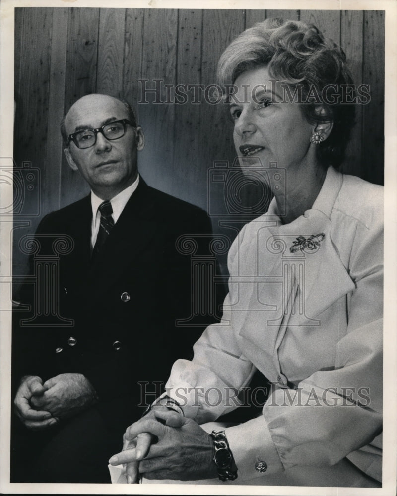 1971 Press Photo Dr. Daniel Fanshel w/ Bernice Solpeter- Historic Images