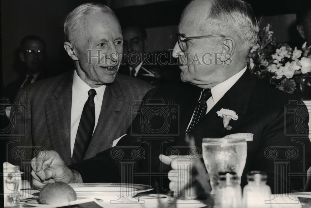 1955 Press Photo Carl D. Friedbolin having dinner with Harry S. Truman - Historic Images