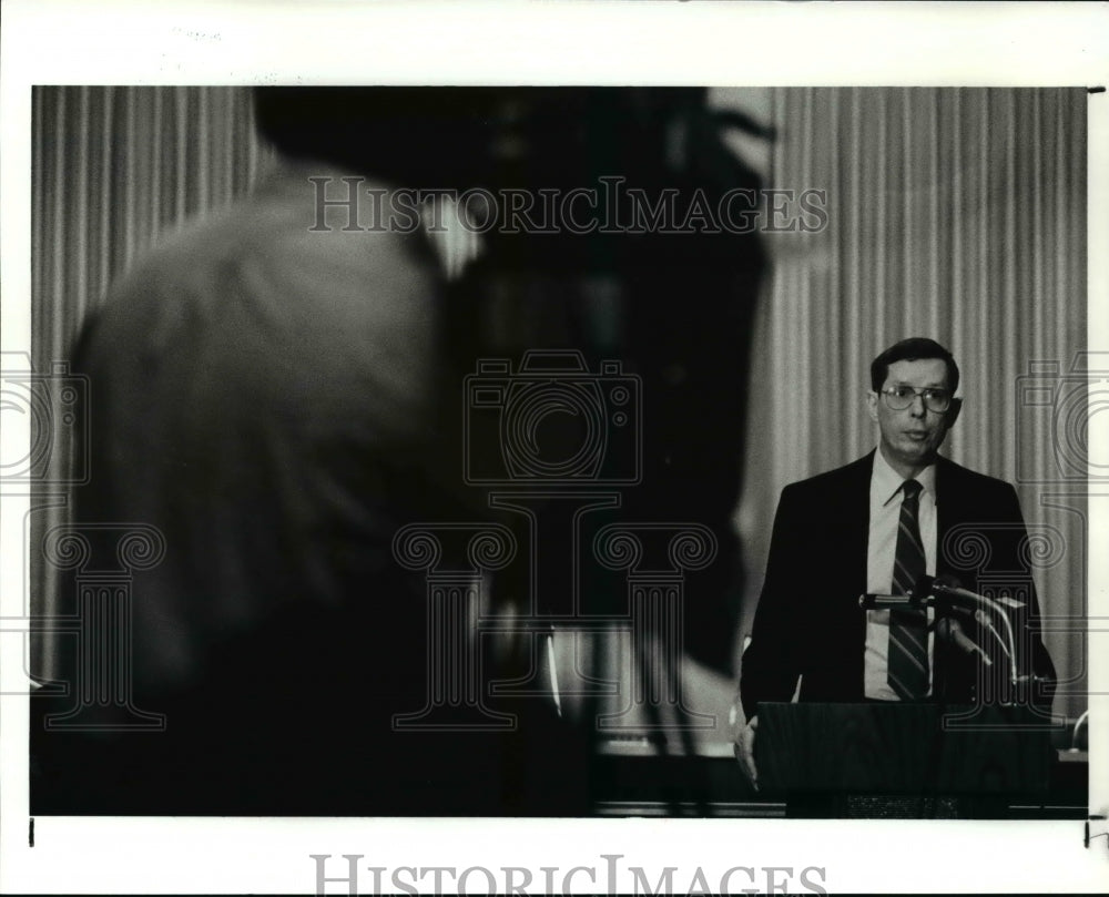 1991 Press Photo Supt. Frank J Huml addresses the media during press conference- Historic Images