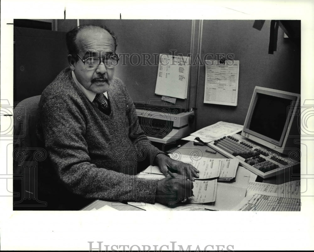 1990 Press Photo Wendel Walker of the LMHA works on housing paper work- Historic Images