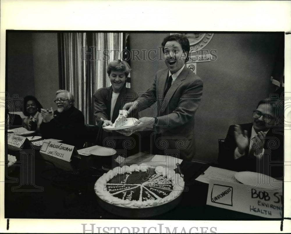 1990 Press Photo Council President Jay Westbrook with the Budget coalition group- Historic Images