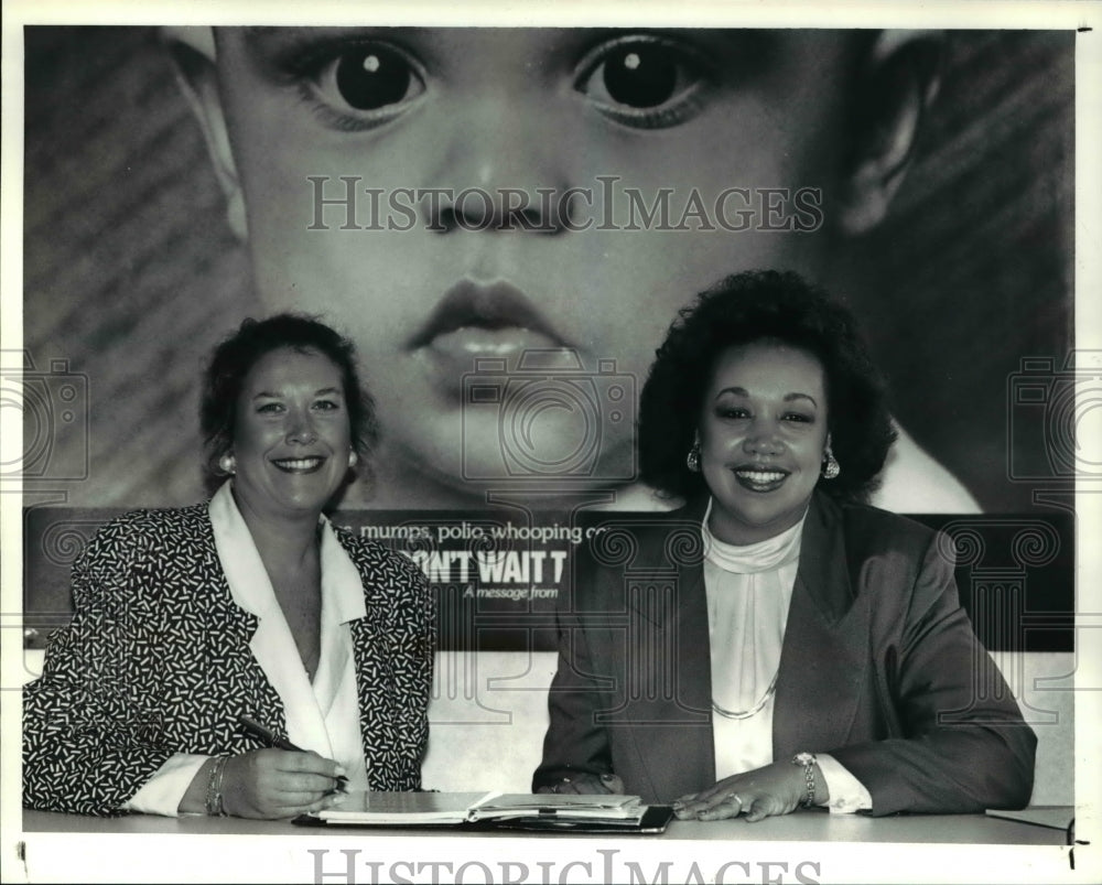 1991 Press Photo Janey Wetzel of Junior League with Margo Copeland- Historic Images