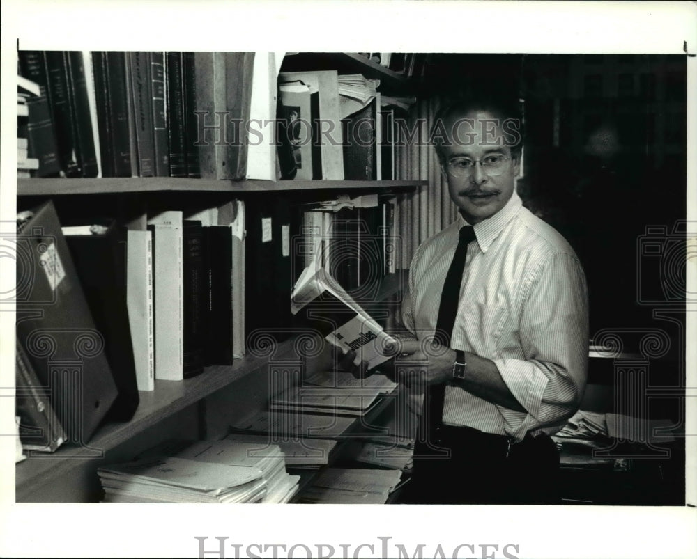 1990 Press Photo Professor Victor Streib of CSU Law School- Historic Images