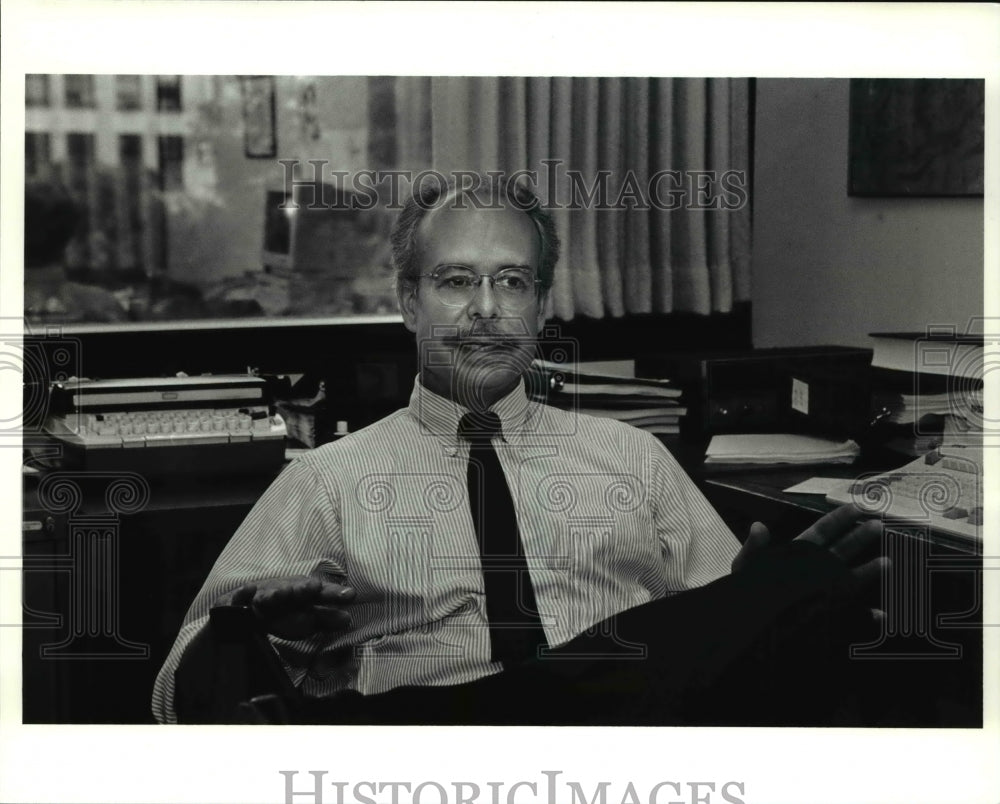 1990 Press Photo  Professor Victor Streib of CSU Law School- Historic Images